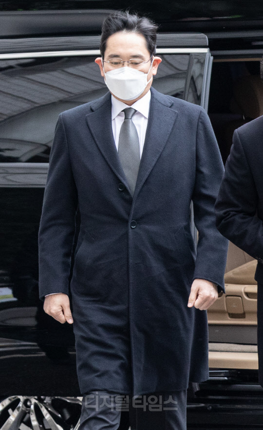 이재용 삼성전자 부회장이 지난 1월 18일 서울 서초동 서울고등법원에서 열리는 국정논단 관련 파기환송심 선고 공판에 출석하고 있다. 박동욱기자 fufus@